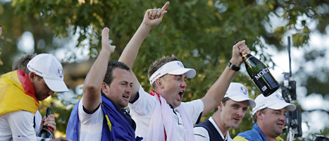 Några av golfspelarna från Europa jublar över segern. Peter Hansson är längst till höger. Foto: Charlie Riedel/Scanpix