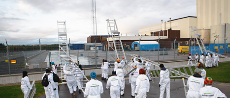 Folk från Greenpeace tar sig in på området vid Forsmarks kärnkraftverk.
Foto: Greenpeace/Scanpix