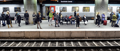 Folk väntar på ett försenat tåg på tågstationen i Stockholm. Foto: Tomas Oneborg/Scanpix
