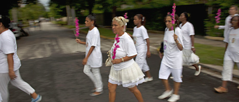 Gruppen Kvinnor i vitt har demonstrerat flera gånger mot Kubas ledare. 
I helgen greps de av polisen. Foto: Ramon Espinosa/Scanpix.