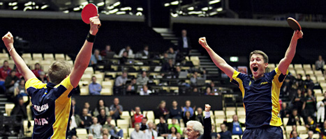 Kristian Karlsson och Mattias Karlsson jublar efter segern i semifinalen i bordtennis-EM. Foto: Astrid Dalum/AP/Scanpix