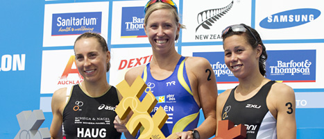 Lisa Nordén står högst upp på prispallen efter segern i VM i triathlon. Foto: David Rowland/AP/Scanpix