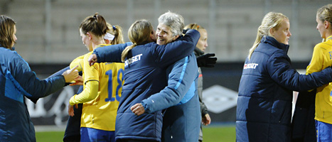 Lagledaren Pia Sundhage klappar om spelare efter Sveriges seger mot Schweiz. Foto: Janerik Henriksson/Scanpix.