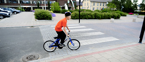 En pojke cyklar i staden Haparanda. Foto: Thord Nilsson/Scanpix