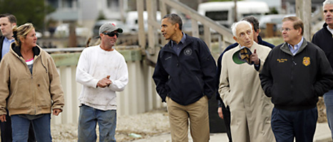 USAs president Barack Obama besöker staden Brigantine och tittar på skadorna efter ovädret. Foto: Pablo Martinez/Scanpix