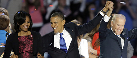 Barack Obama vann valet i USA och får fortsätta som president.
Han firar segern med sin fru Michelle och vicepresident Joe Biden.Foto: Chris Carlson/Scanpix.