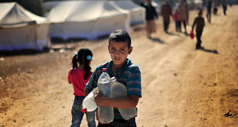 En syrisk pojke bor med sin familj i ett flyktingläger nära gränsen mot Turkiet. Foto: Khalil Hamra/Scanpix.