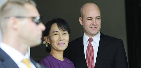 Fredrik Reinfeldt träffade fredpristagaren och politikern Aung San Suu Kyi i Burma. Foto. Henrik Montgomery/Scanpix.