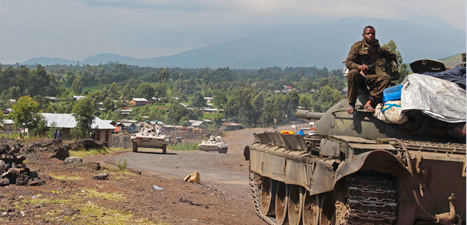 Rebellerna har jagat bort regeringens soldater från staden Goma i 
Kongo-Kinshasa. På bilden ser du en av regeringssoldaternas stridsvagnar. Foto: Melanie Gouby/AP/Scanpix.