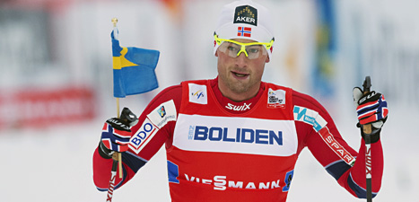 Norge vann stafetten i Gällivare. Petter Northug åkte i mål med en svensk flagga i handen i stafetten. Kanske vill han göra sig lite poppis bland svenskarna. Foto: Terje Bendiksby/Scanpix.