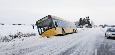 En buss körde av vägen utanför Lund på tisdagsmorgonen. Ingen blev skadad i olyckan. Foto: Drago Prvulovic/Scanpix