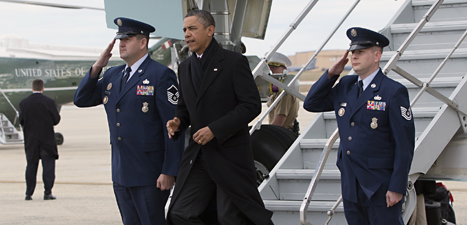 Barack Obama kommer till Washington. Han ska få politikerna att komma överens om USAs pengar. Foto: Carolyn Kaster/Scanpix