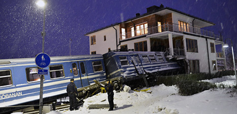 Ett tåg kördes rakt in i ett bostadshus på Saltsjöbanan i Stockholm.
Foto: Jonas Ekströmer/Scanpix.