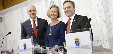 Statsminister Fredrik Reinfeldt bredvid den nya ministern Maria Arnholm och Folkpartiets ledare Jan Björklund. Foto: Jessica Gow/Scanpix