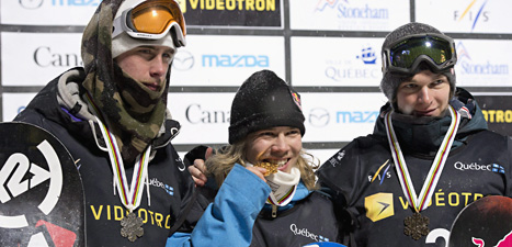 Niklas Mattsson tog en silvermedalj i VM i snowboard. Det är han längst
till vänster på bilden. Foto: Jacques Boissinot/Scanpix.
