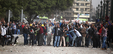 Det har varit bråk och våld i Egypten i helgen. Folk är arga för att 21 människor dömts till döden. Foto: Khalil Hamra/Scanpix.