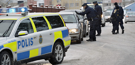 Många poliser jagade männen som rånade Handelsbanken i Täby.
Jonas Ekströmer/Scanpix.