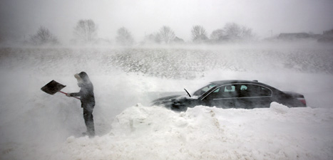En kvinna försöker skotta fram sin bil under ovädret i norra USA.
Foto: Robert F Bukaty/Scanpix.