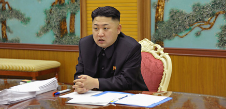 Nordkoreas ledare Kim Jong Un är ny. Men han fortsätter planerna att tillverka kärnvapen. Foto: AP/Scanpix