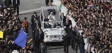 Påven Benedictus hyllades på Petersplatsen i Rom i Italien. Foto: Dimitry/Lovetsky/Scanpix.