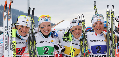 Det svenska laget är glada. De har tagit en silvermedalj i stafetten.
Foto: Scanpix/Armando Trovati