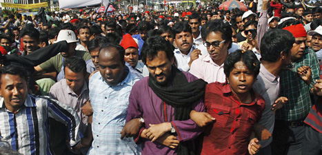 Människor i Bangladesh firar att en islamistisk ledare dömts till döden för krigsbrott. Foto: Riccardo De Luca/Scanpix.