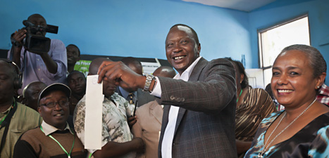 Uhuru Kenyatta leder i presidentvalet i Kenya. Foto: Ben Curtis/Scanpix.