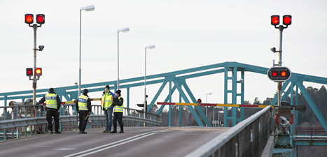 Poliser står på bron där två människor dog sedan de jagats av poliser.
Foto: Fredrik Sandberg/Scanpix.