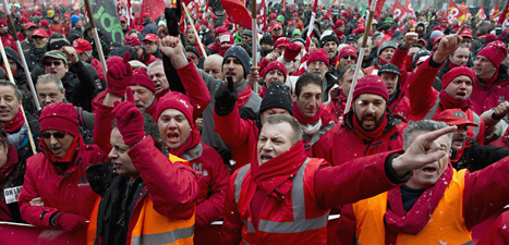 Tusentals människor i protesterade i staden Bryssel på torsdagen. 
Demonstranterna är missnöjda med EUs sparade. Foto: Geert vanden Wijngaert/Scanpix.