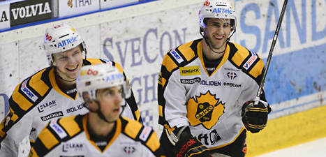 Mål igen. Skellefteås spelare jublar över mål mot Brynäs i den andra matchen i kvartsfinalen i hockeyslutspelet.