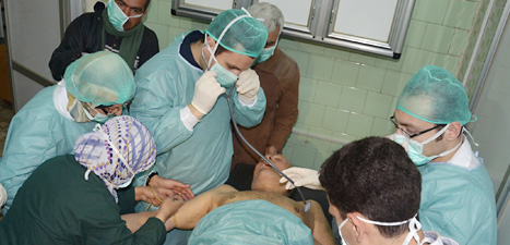 En man får vård på sjukhus efter attacken mot byn Khan al-Assal i Syrien på tisdagen. Foto: AP/Scanpix.