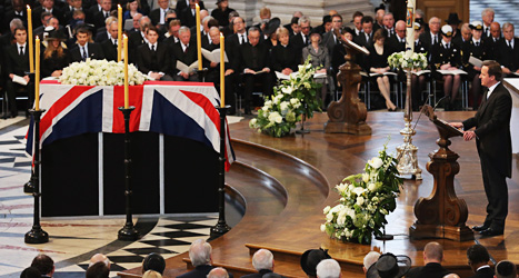 Storbritanniens ledare David Cameron vid Margaret Thatchers kista i kyrkan S:t Pauls Cathedral. Foto: Christopher Furlong/Scanpix