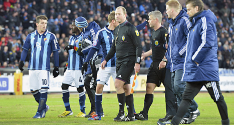 Domaren avbröt fotbollsmatchen mellan Djurgården och Mjällby.
Någon i publiken kastade in saker på planen. En spelare i Mjällby träffades. Foto: Jonas Ekströmer/Scanpix.