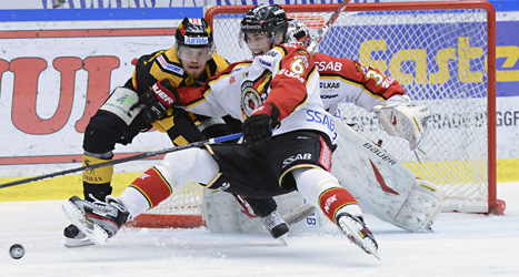 Hård kamp om pucken i matchen mellan Skellefeå och Luleå. Foto: Bror Persson/Scanpix.