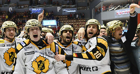 Skellefteås spelare firar SM-guldet i ishockey. Foto: Claudio Bresciani/Scanpix.