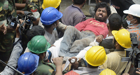 En skadad man räddas efter husraset i Bangladesh.
Foto: Wong Maye/Scanpix