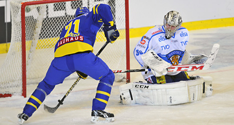 Jimmie Ericsson gör mål för Tre kronor i matchen mot Finland. 
Foto: Vaclav Salek/Scanpix.