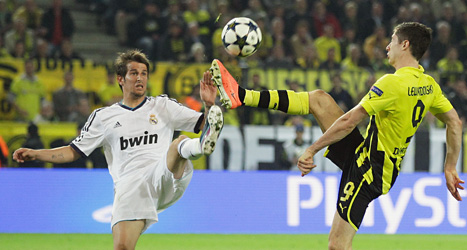 Real Madrids Fabio Coentrao kämpar om bollen med Dortmunds målskytt Robert Lewandowski. Foto: Frank Augstein/Scanpix