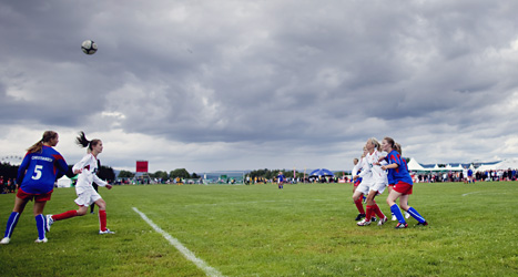 Unga tjejer spelar fotboll. Men allt färre unga idrrottar i föreningar visar en ny undersökning. Foto: Lien Kyrre/Scanpix.