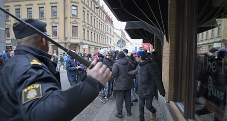 I vintras blev det bråk i Göteborg. Folk ville hämnas för elaka bilder på internet. Poliser fick stoppa bråket. Foto: Björn Larsson Rosvall/Scanpix