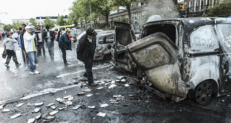 Flera bilar brändes upp i Rinkeby i torsdags. Foto. Fredrik Sandberg/Scanpix.