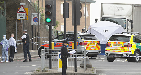 Poliser på gatan där mannen mördades. Foto: Alistair Grant/Scanpix.