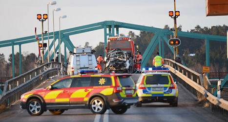 Två personer dog när de jagades av polisen. Polisen öppnade en bro föör att stoppa dem. Foto: Fredrik Sandberg/Scanpix