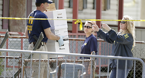 Poliser undersöker huset där de tre kvinnorna hölls som fångar. Foto: David Duprey/Scanpix