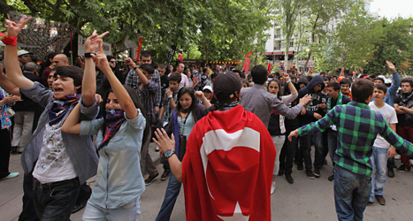 Unga människor protesterar mot Turkiets ledare Erdogan. 
Foto: Burhan Ozbilici/Scanpix.