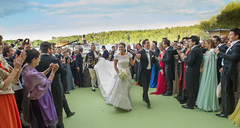 De nygifta är på väg till festen i Drottningholms slott. Foto: Jonas Ekströmer/Scanpix.