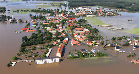Byn Fischbeck är översvämmad av vatten. Foto: Jens Wolf/Scanpix.