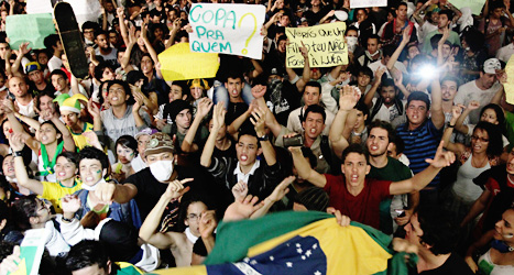 Människor protesterar vid riksdagshuset i Brasiliens huvudstad Brasilia.
Foto: Eraldo Peres/Scanpix.