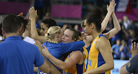 De svenska spelarna tröstar varandra efter förlusten. Foto: Janerik Henriksson/Scanpix