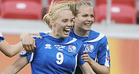 De isländska spelarna jublar över straffmålet i EM-matchen mot Nprge. Foto: Patric Söderström/Scanpix.